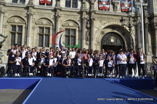 JO de Tokyo : la maire de Paris Anne Hidalgo a reçu le drapeau